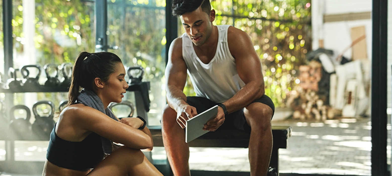 Выпады со штангой на плечах для мужчин. Веду тренировку. Тренировка с тренером в тренажерном. Силовой тренинг. Веду тренировку.