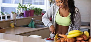 Mulher a cortar legumes | Sistema Imunitário | Holmes Place