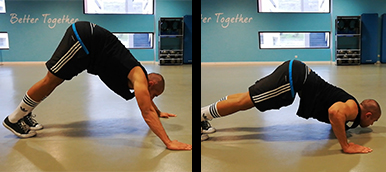 Homem a fazer uma push-up hindu | Holmes Place