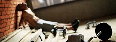 Homem exausto após treino | Overtraining | Holmes Place 